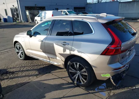 2023 Volvo Xc60 Recharge Plug-In Hybrid T8 Ultimate Bright Theme z USA, uszkodzony, nr VIN YV4H60DA7P1362980